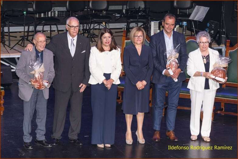 La alcaldesa Carmen Hernández con los cuatro galardonados y la concejala de Cultura (Foto Ildefonso Rodríguez)